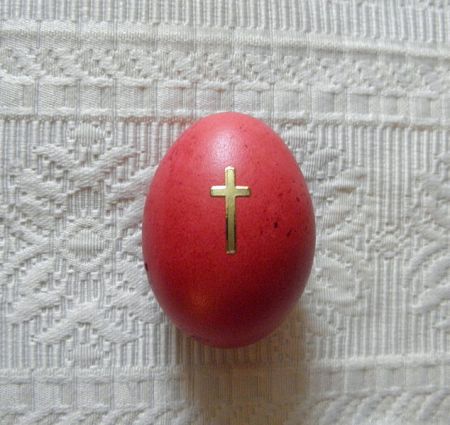 634px-Red_Paschal_Egg_with_Cross