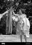 clothes-line-hanging-laundry-1931-2BDXGNA